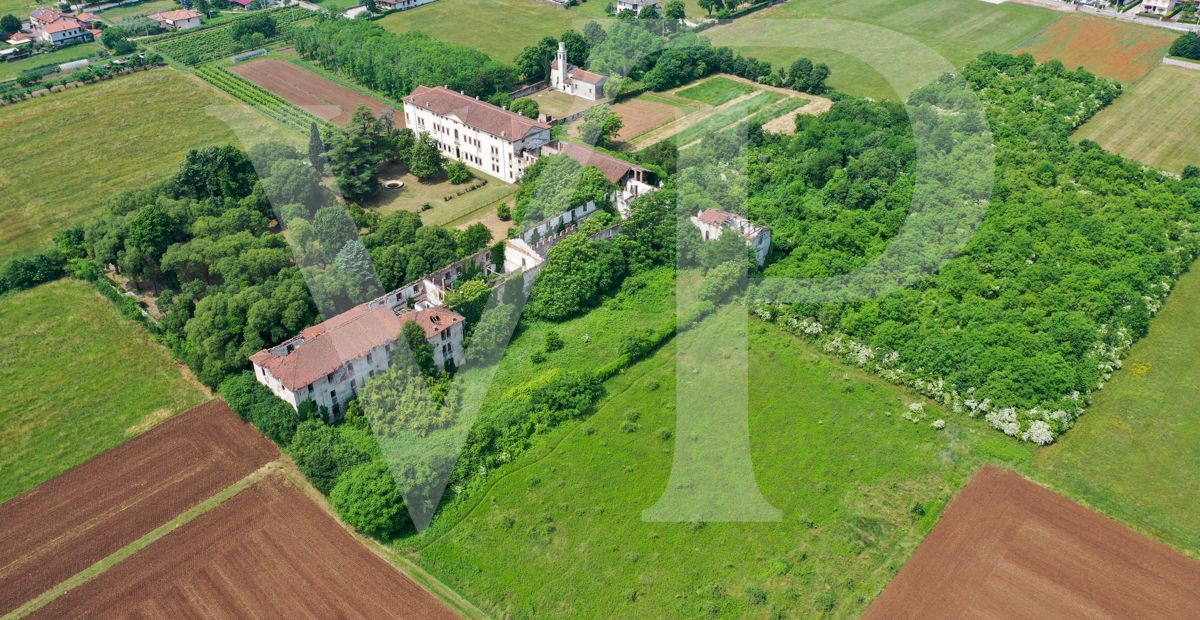 Impressive historic villa from the 1600s