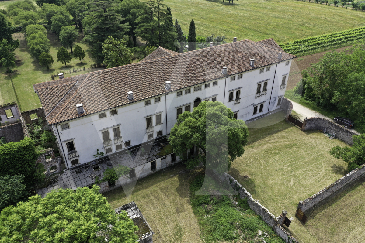 Impressive historic villa from the 1600s