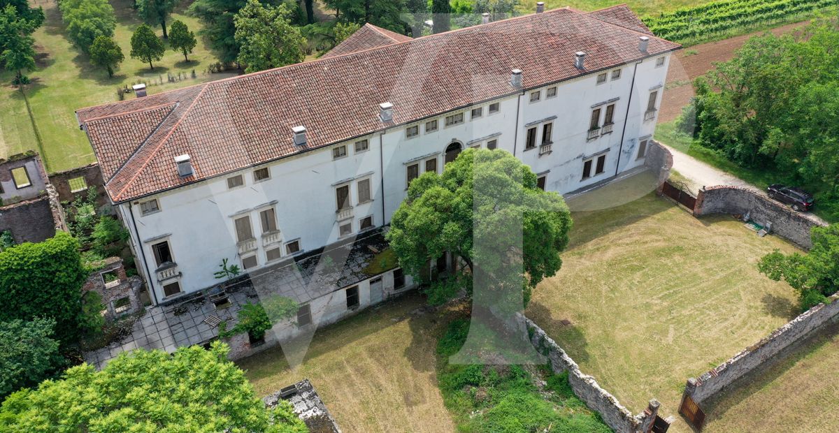 Impressive historic villa from the 1600s