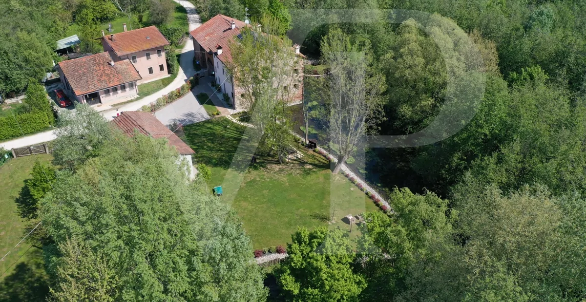 Charmant moulin transformé
en une maison moderne et écologique
