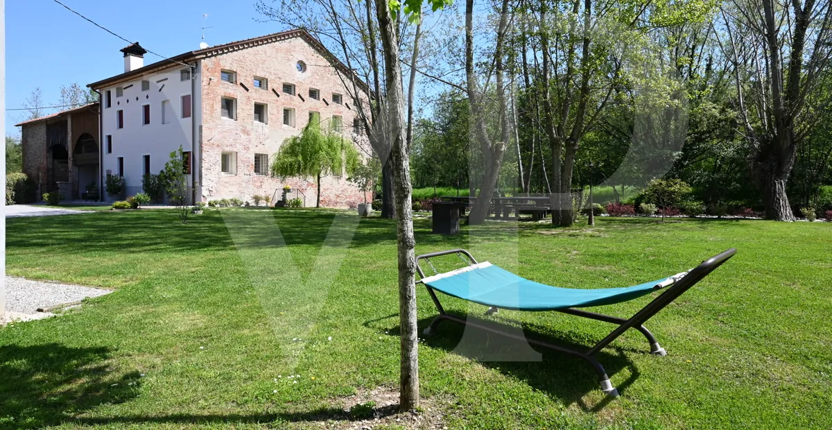 Charmant moulin transformé
en une maison moderne et écologique