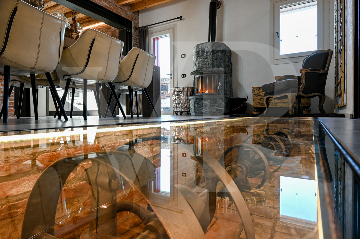 Charmant moulin transformé
en une maison moderne et écologique