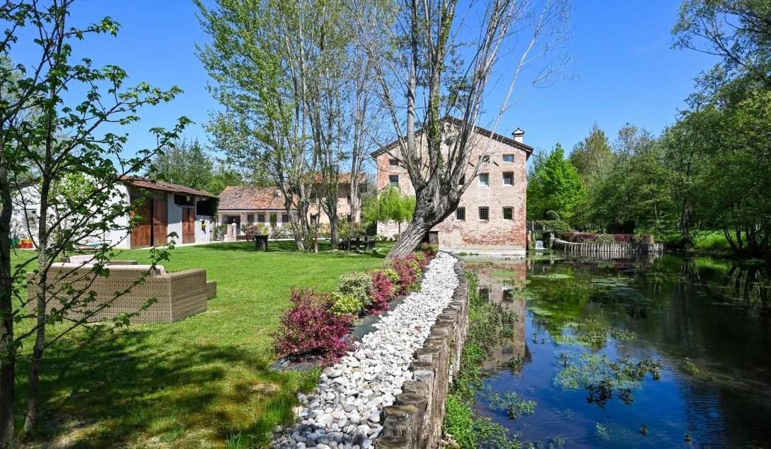 Charmant moulin transformé
en une maison moderne et écologique