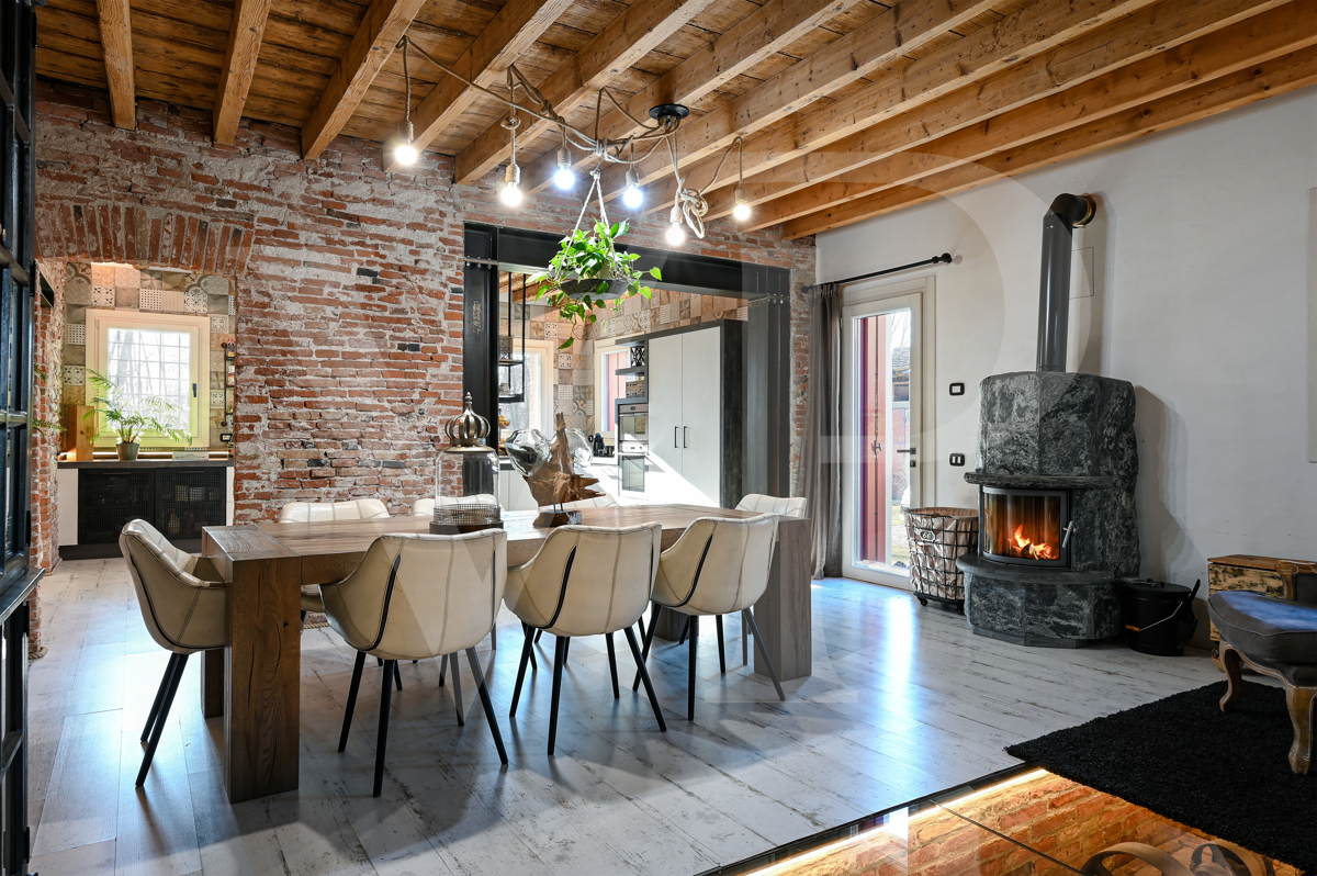 Charmant moulin transformé
en une maison moderne et écologique