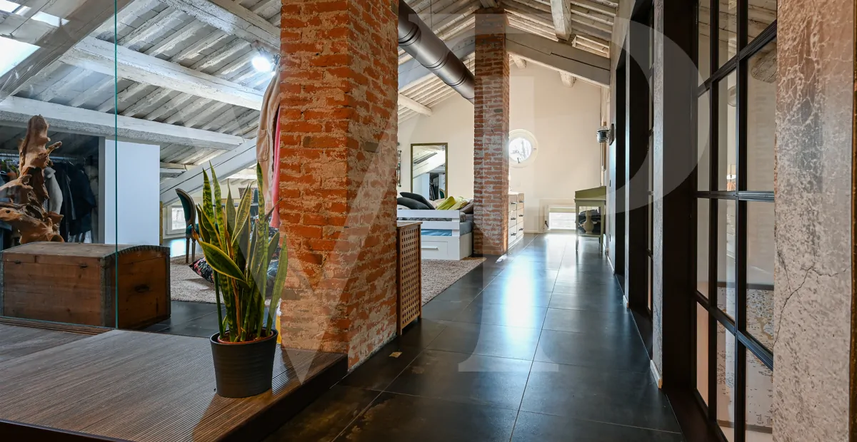 Charmant moulin transformé
en une maison moderne et écologique