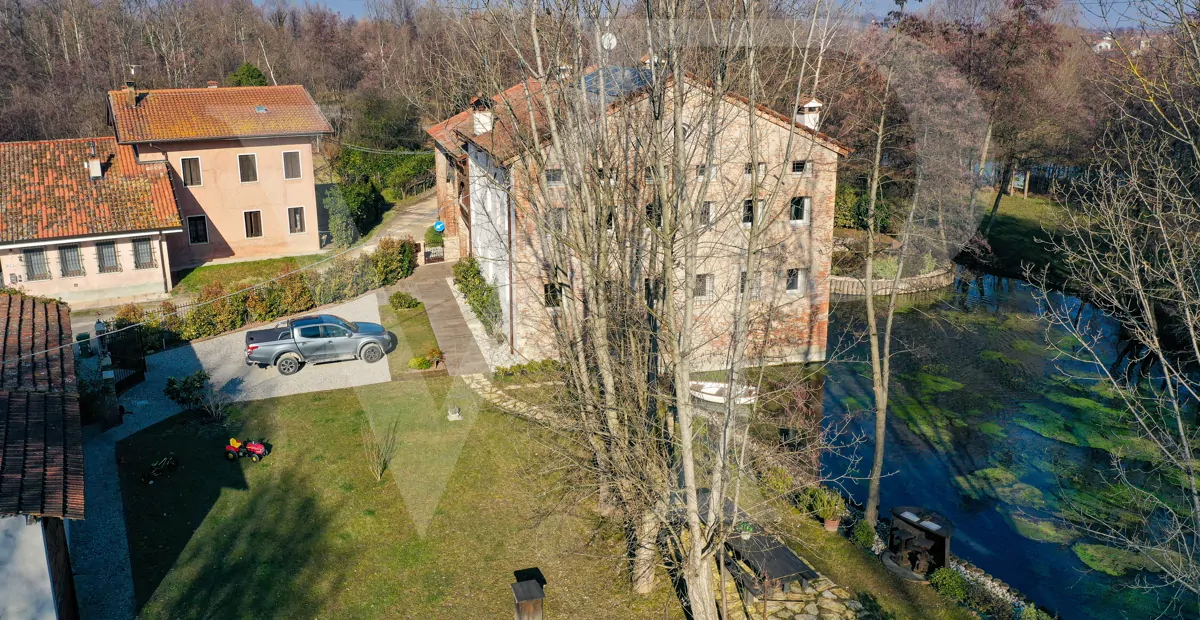 Charmant moulin transformé
en une maison moderne et écologique