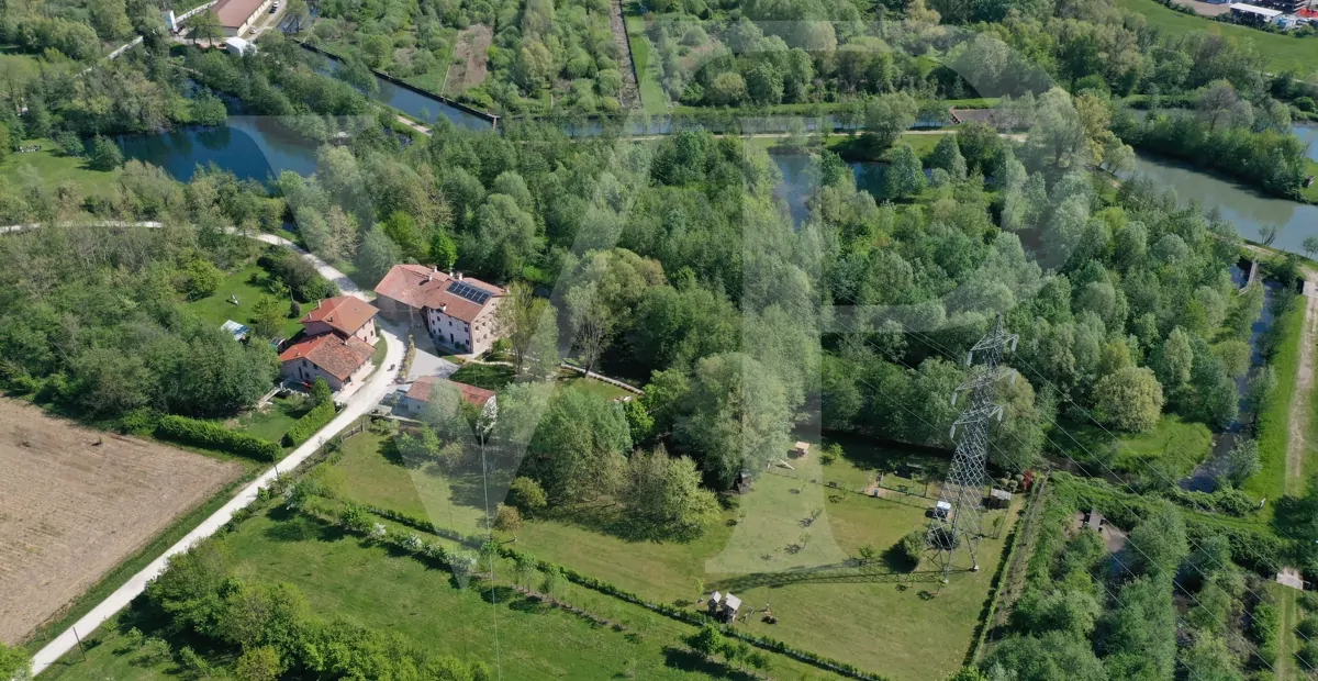 Charmant moulin transformé
en une maison moderne et écologique