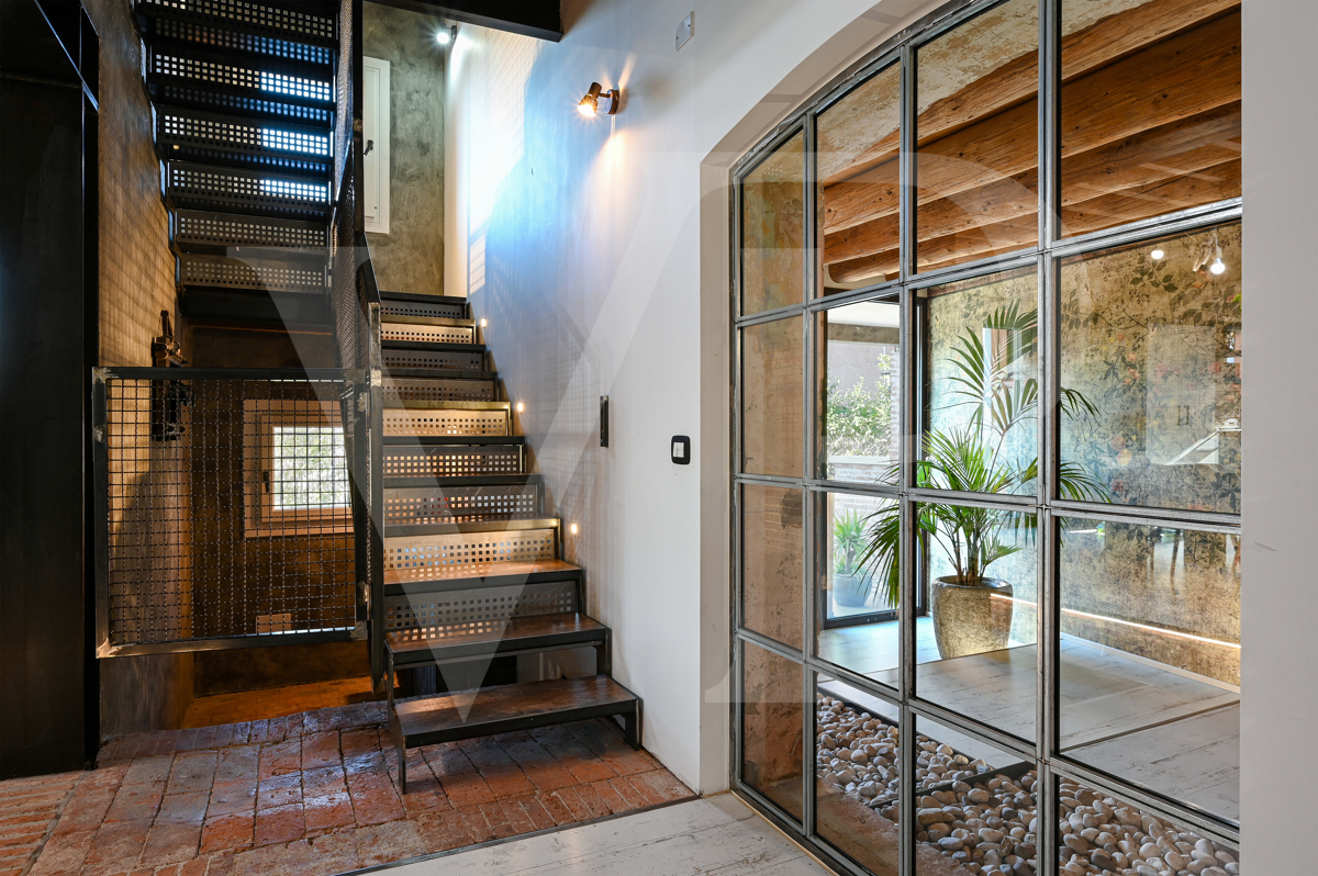 Charmant moulin transformé
en une maison moderne et écologique