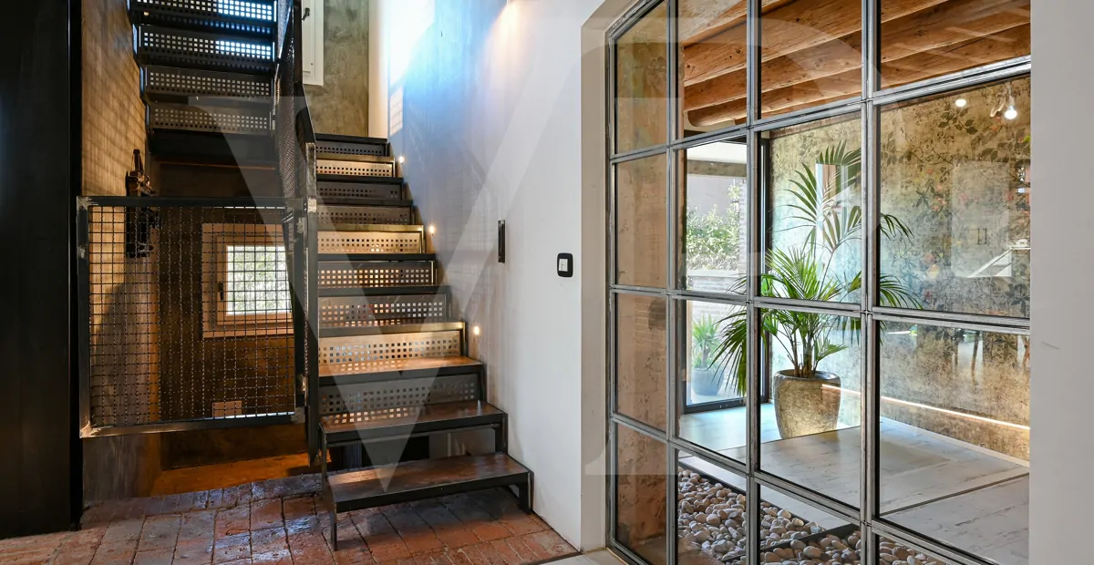 Charmant moulin transformé
en une maison moderne et écologique