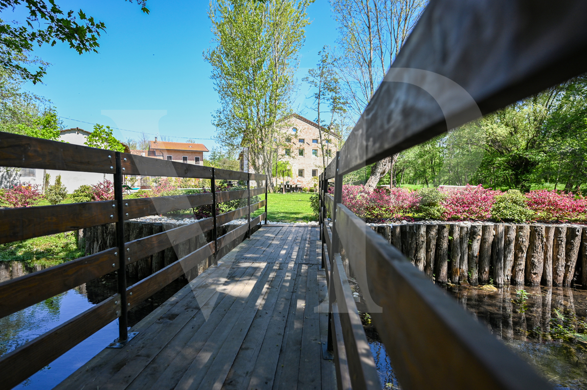 Charmant moulin transformé
en une maison moderne et écologique