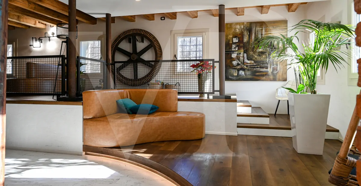 Charmant moulin transformé
en une maison moderne et écologique