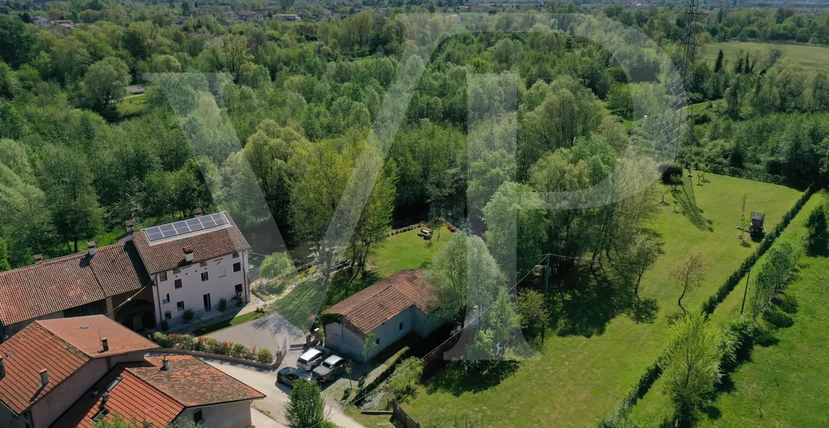 Charmant moulin transformé
en une maison moderne et écologique