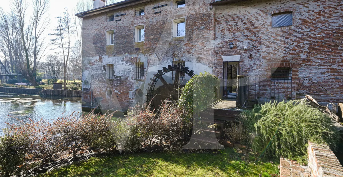 Charmant moulin transformé
en une maison moderne et écologique