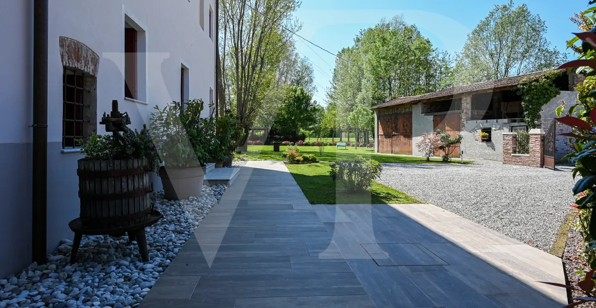 Charmant moulin transformé
en une maison moderne et écologique
