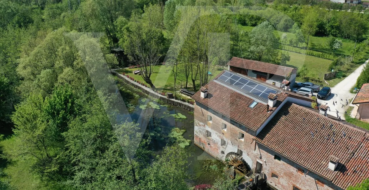 Charmant moulin transformé
en une maison moderne et écologique