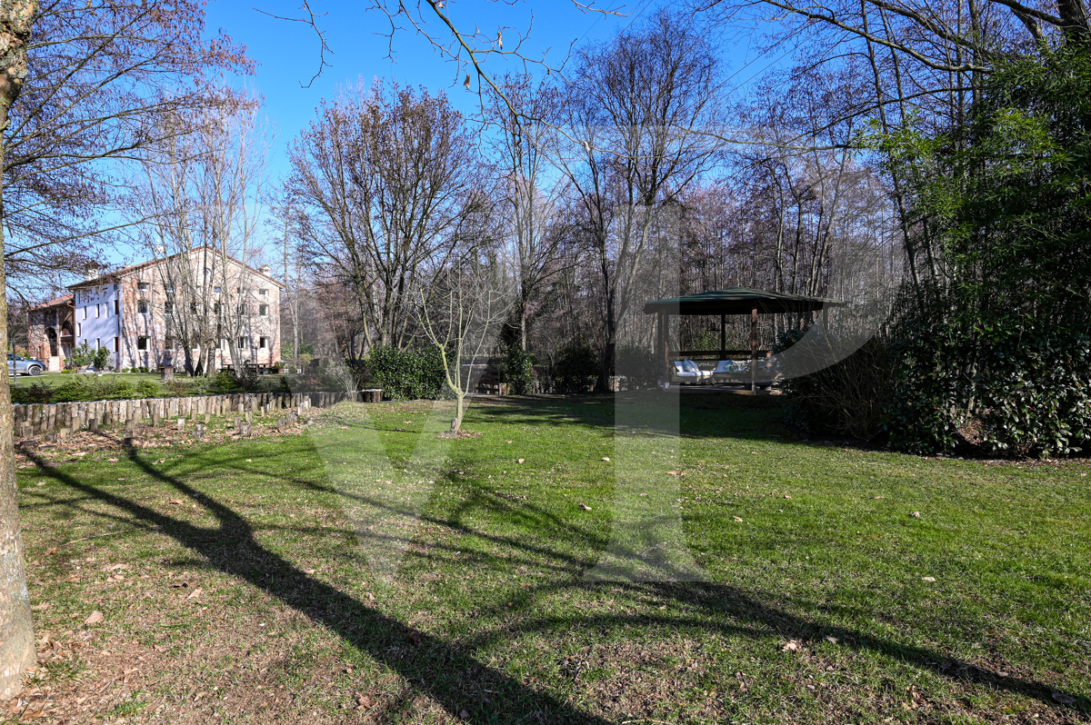 Charmant moulin transformé
en une maison moderne et écologique