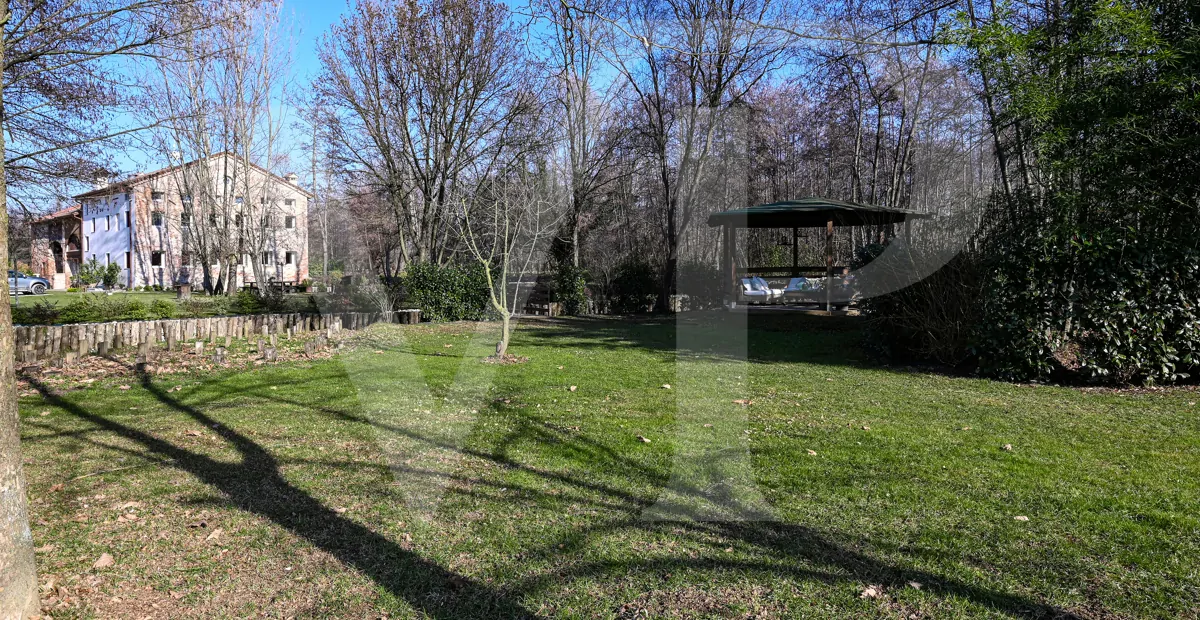 Charmant moulin transformé
en une maison moderne et écologique