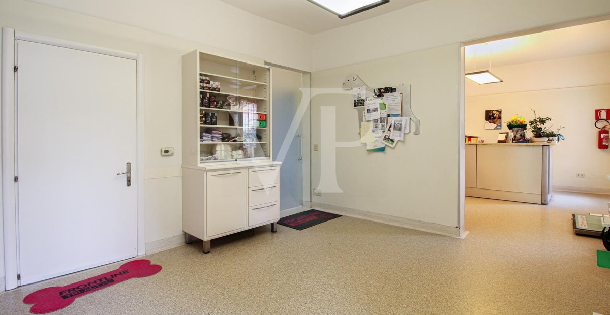 Ganzes Bürogebäude
hohe Sichtbarkeit