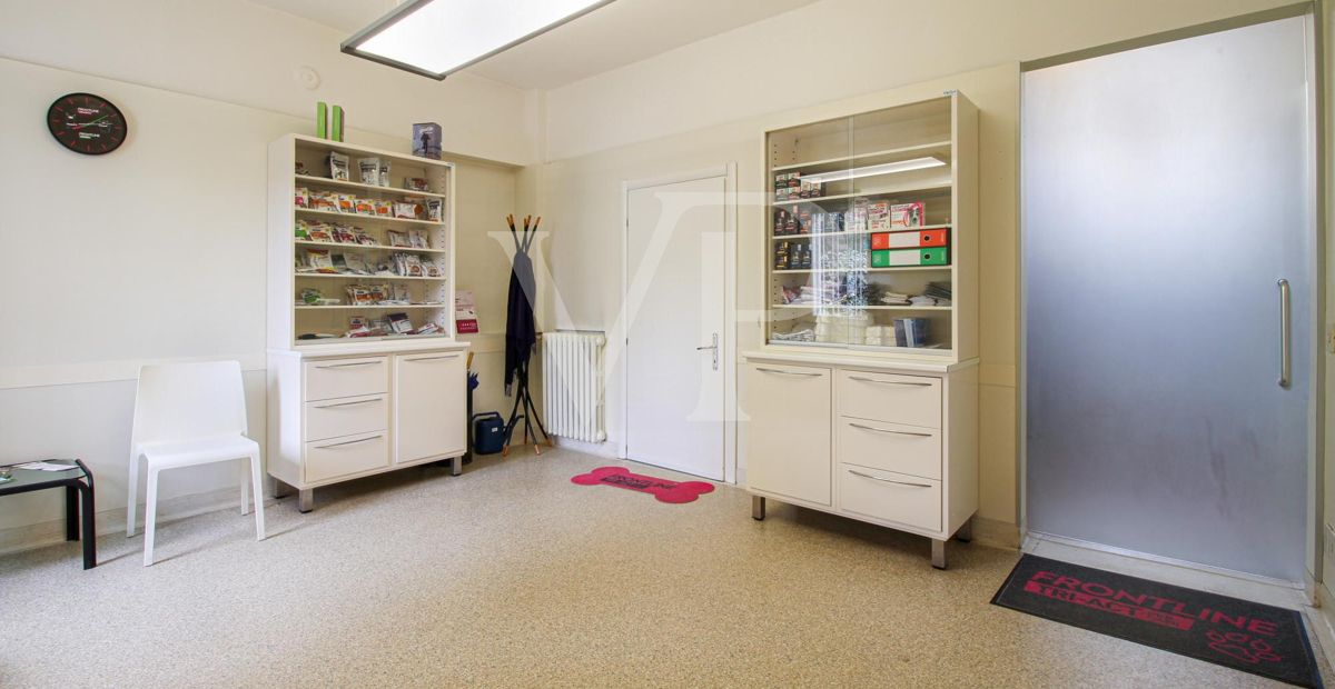 Ganzes Bürogebäude
hohe Sichtbarkeit