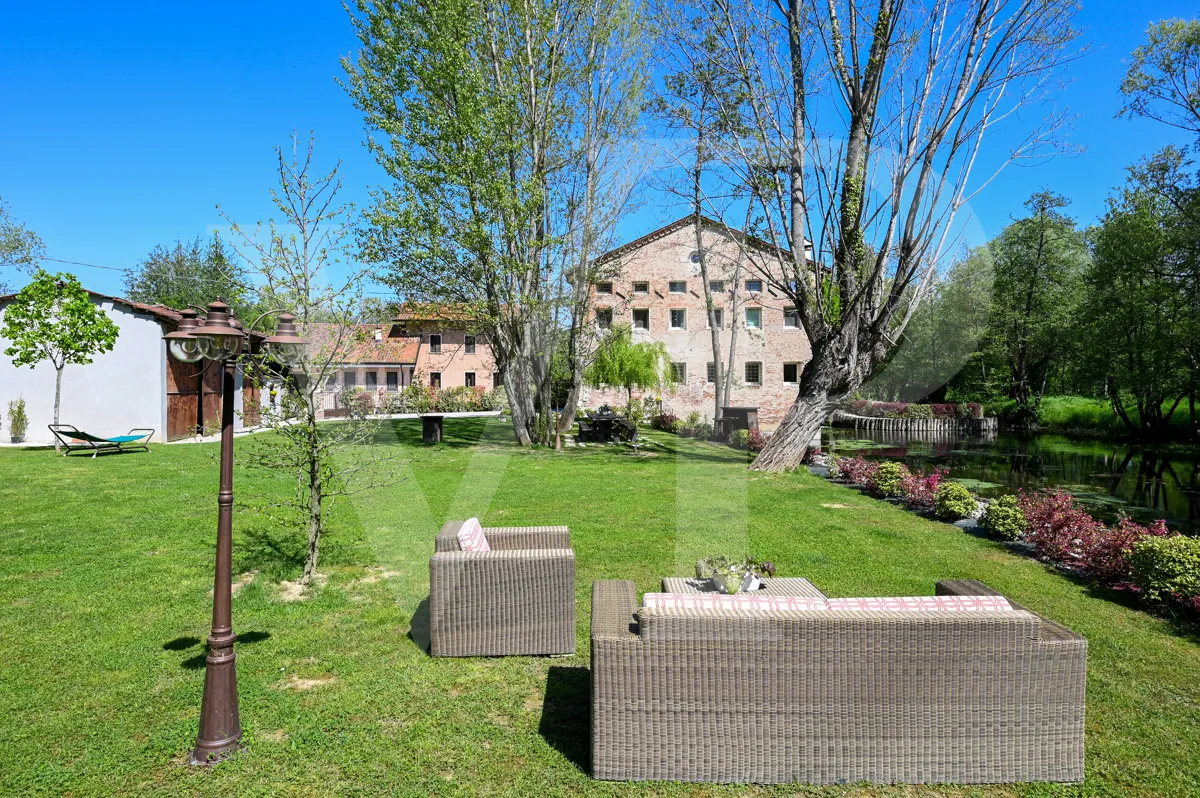 Encantador molino transformado
en una casa moderna y ecológica