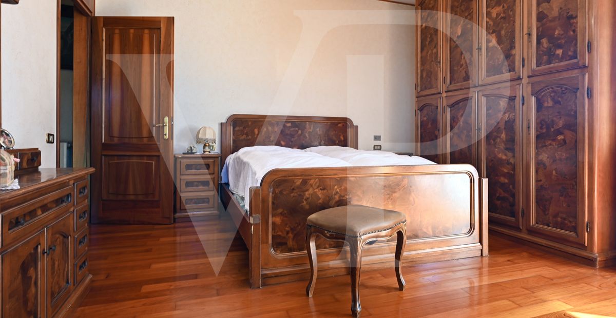 Important villa with park excellently preserved