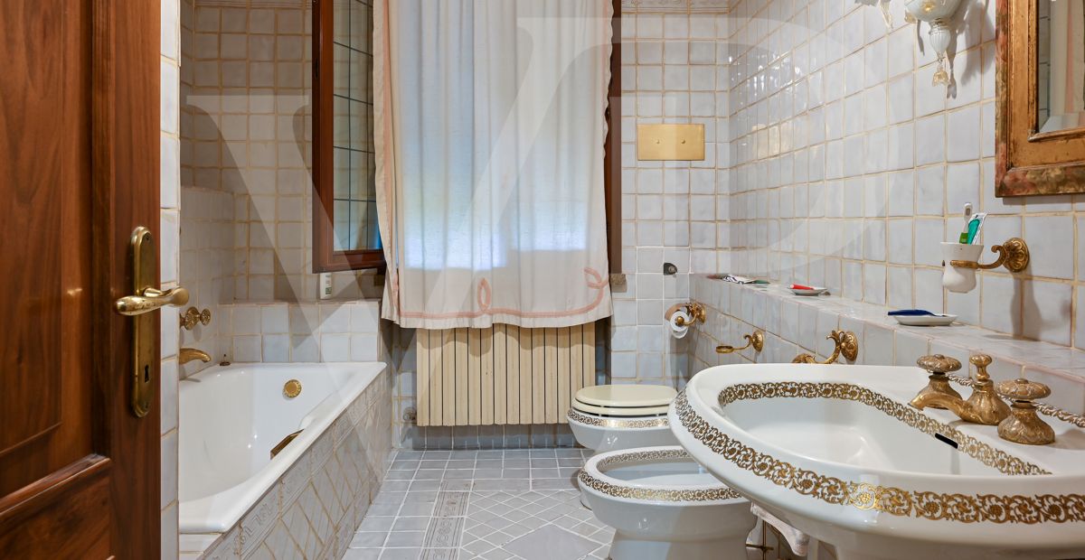 Important villa with park excellently preserved