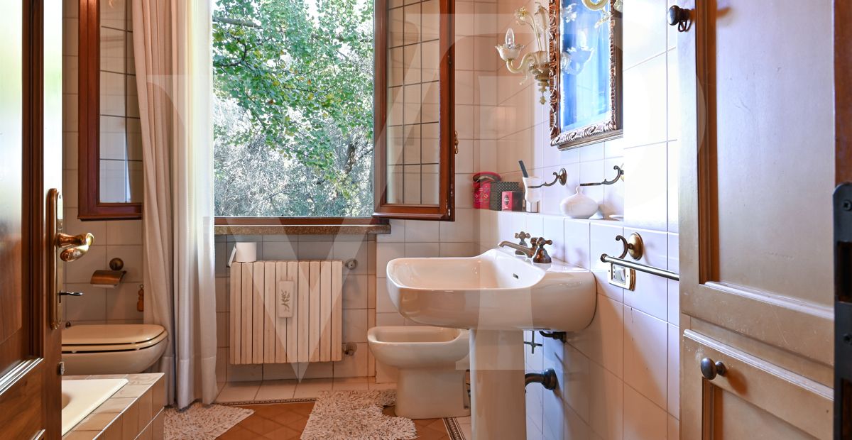 Important villa with park excellently preserved