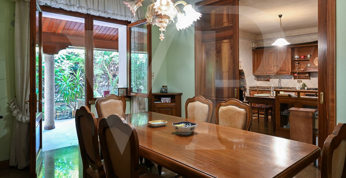 Important villa with park excellently preserved