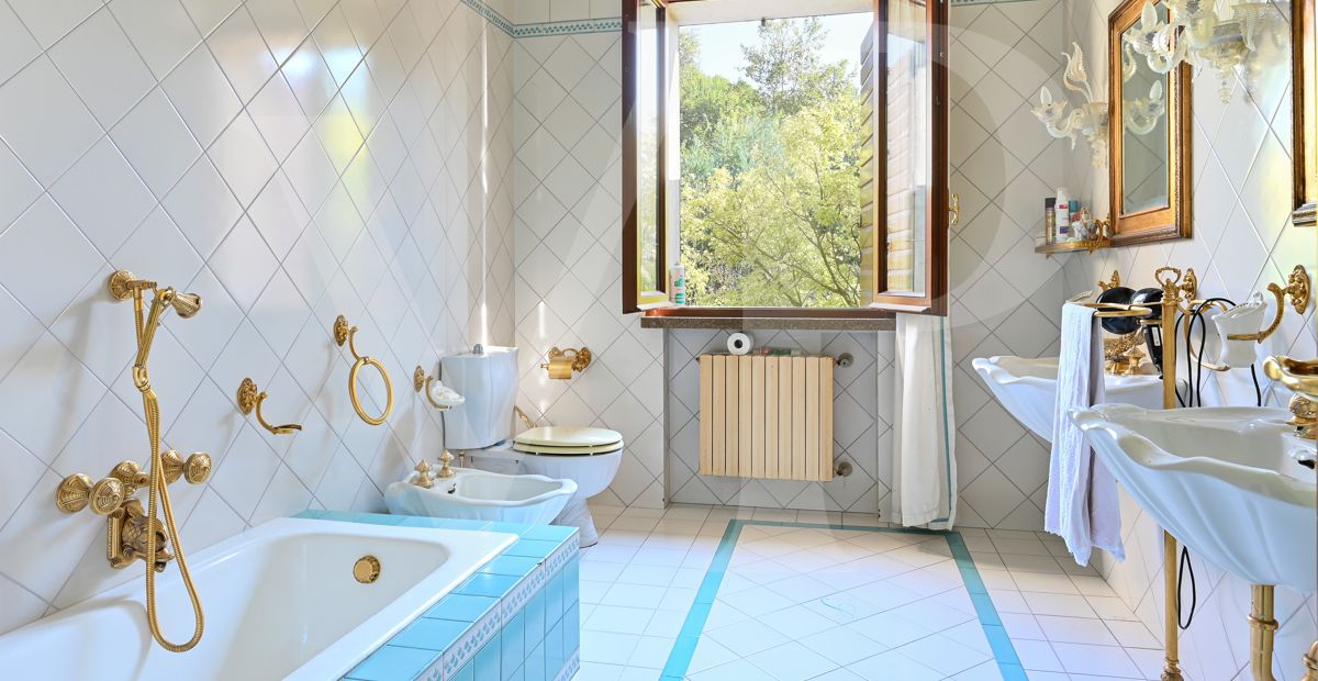 Important villa with park excellently preserved