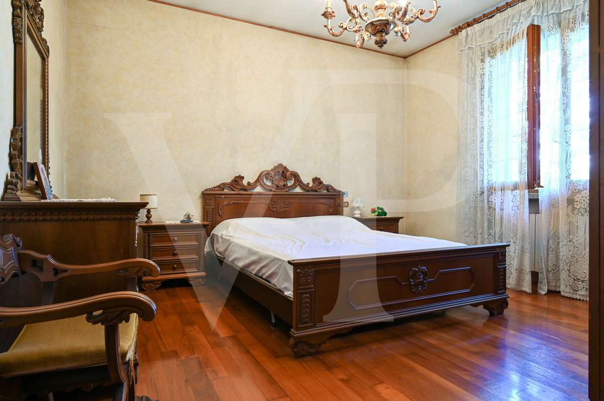 Important villa with park excellently preserved