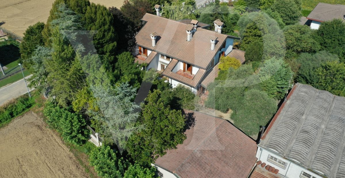 Important villa with park excellently preserved