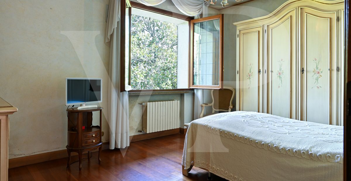 Important villa with park excellently preserved