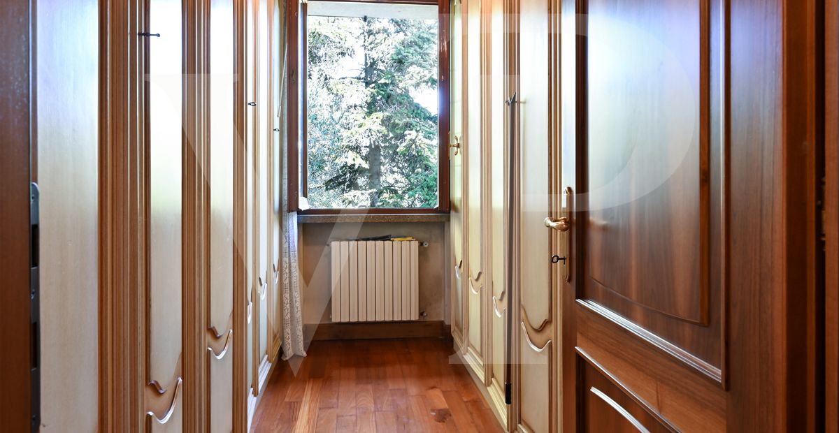 Important villa with park excellently preserved