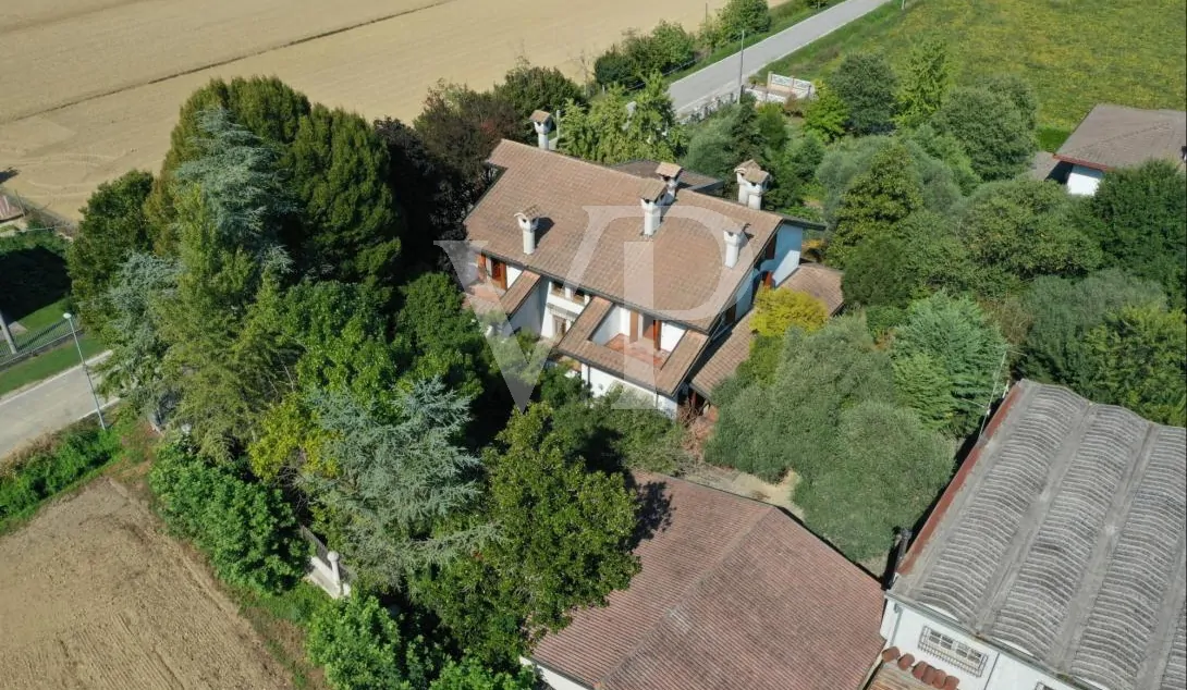 Importante villa con parque bien conservado