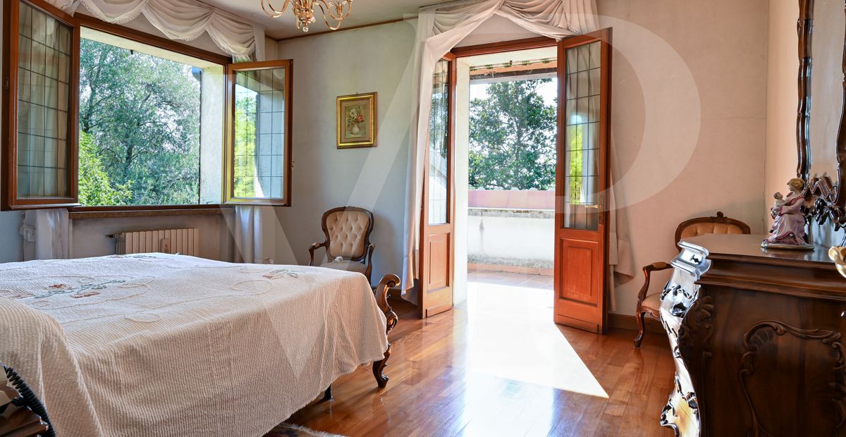 Important villa with park excellently preserved