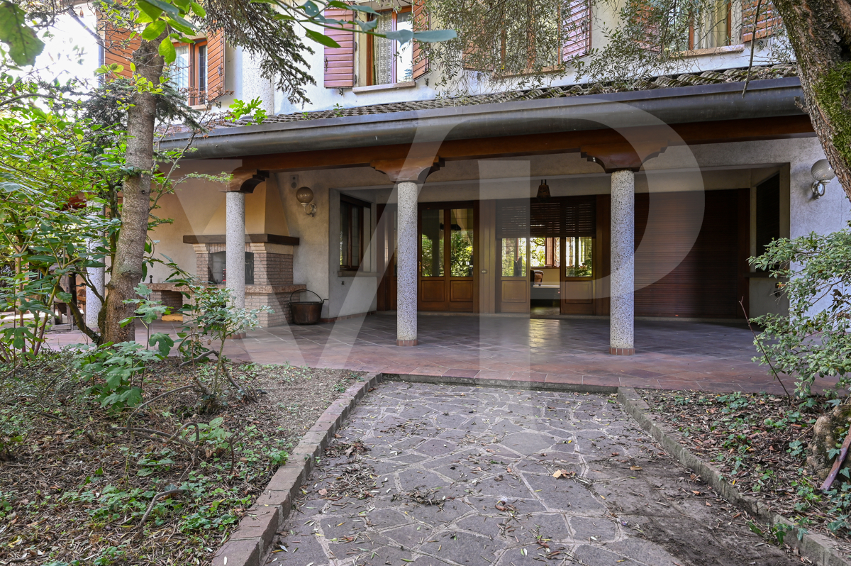 Important villa with park excellently preserved