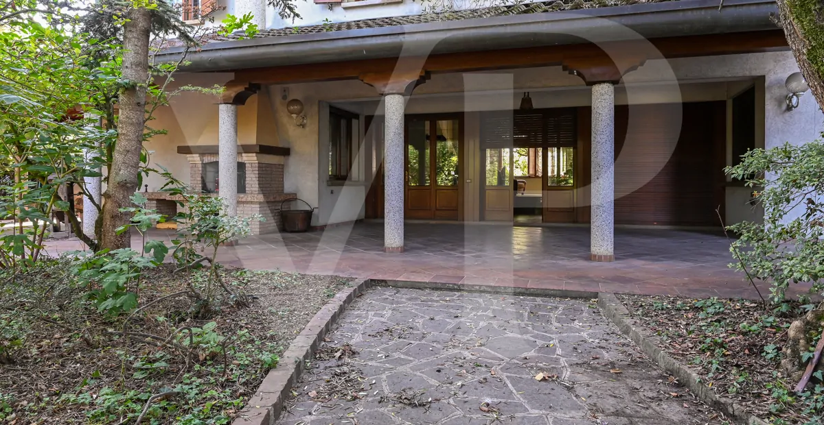 Importante villa con parque bien conservado