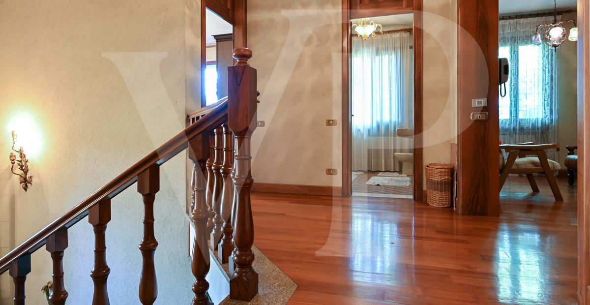 Important villa with park excellently preserved