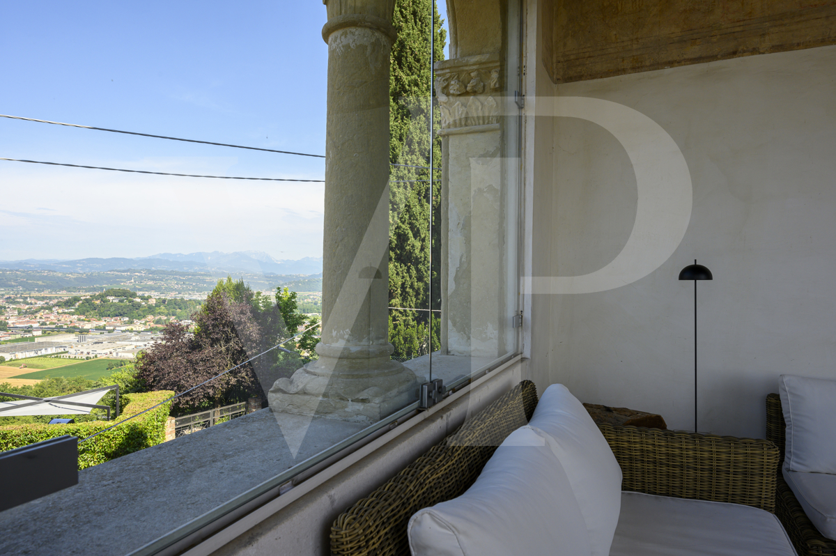 Charming and exclusive home on the main floor of the Loggia Valmarana