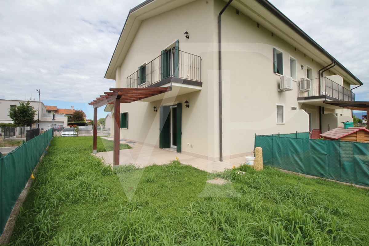 Brandneues Mehrfamilienhaus mit Garten