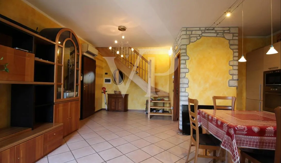 Zweistöckige Wohnung in schönem Wohnumfeld