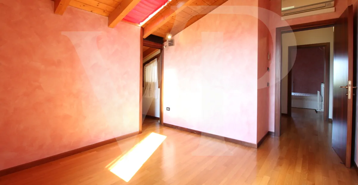 Zweistöckige Wohnung in schönem Wohnumfeld