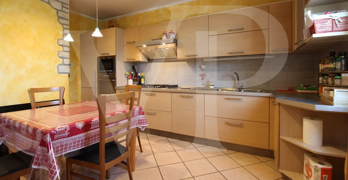 Zweistöckige Wohnung in schönem Wohnumfeld