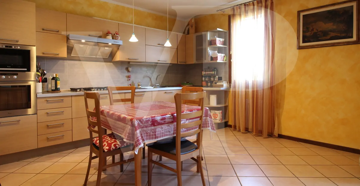 Zweistöckige Wohnung in schönem Wohnumfeld