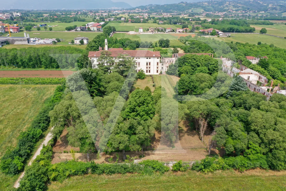 Impressive historic villa from the 1600s