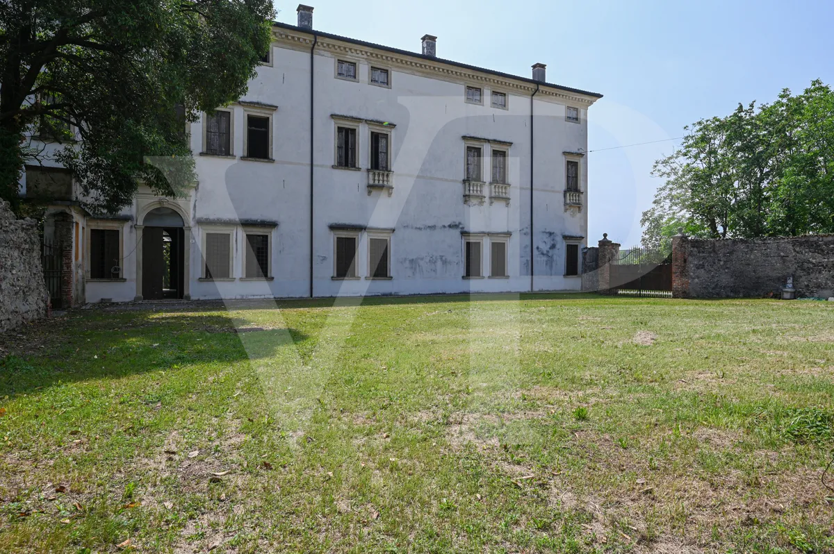 Impressive historic villa from the 1600s