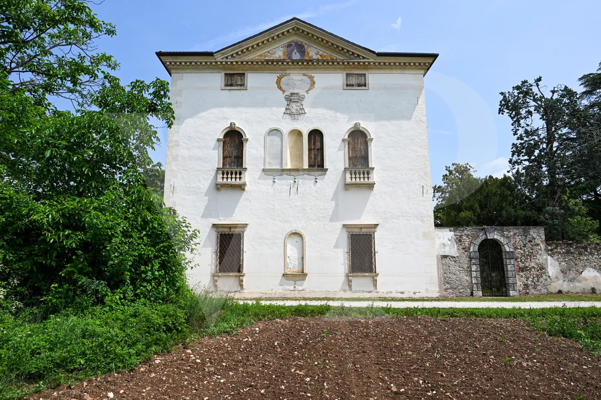 Impressive historic villa from the 1600s