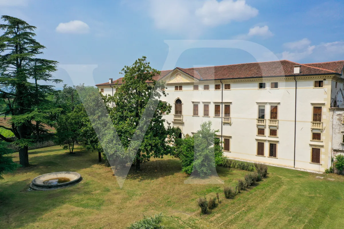 Impressive historic villa from the 1600s