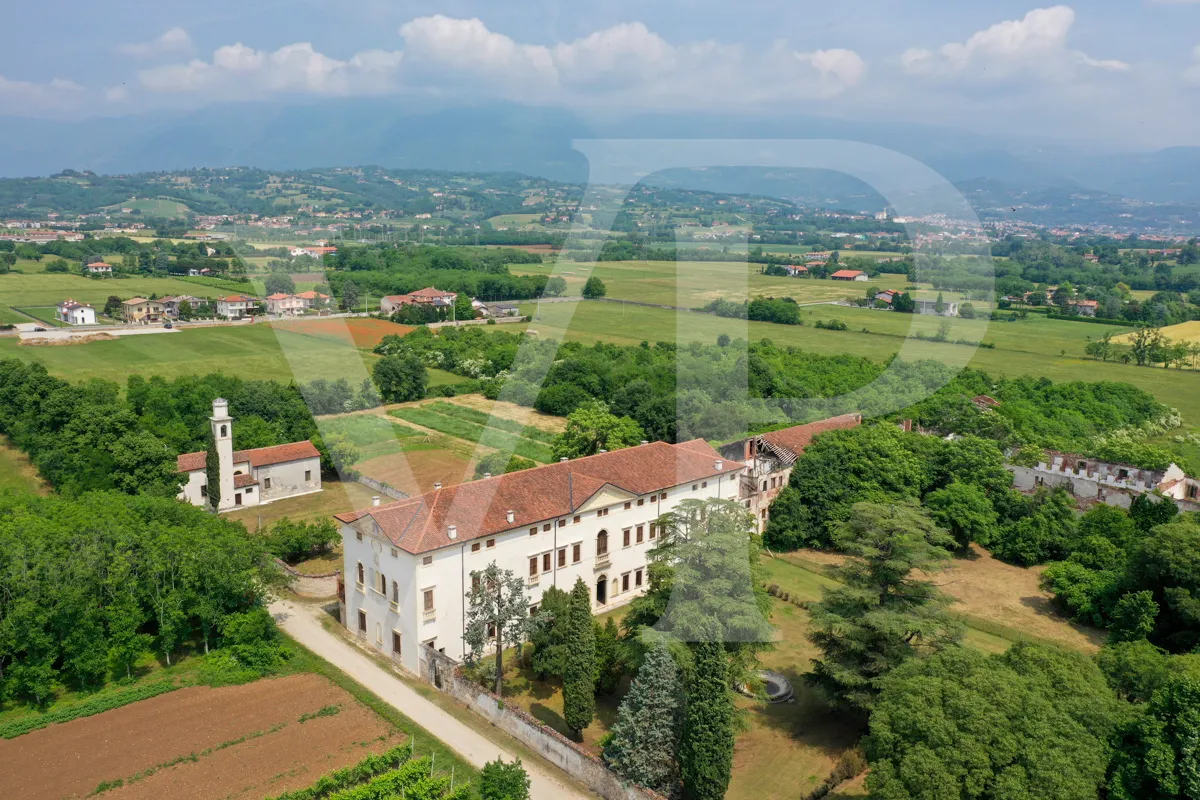 Impressive historic villa from the 1600s