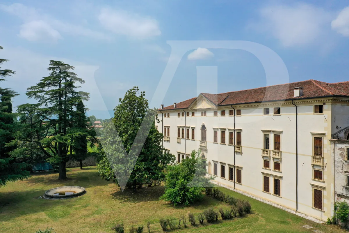 Impressive historic villa from the 1600s